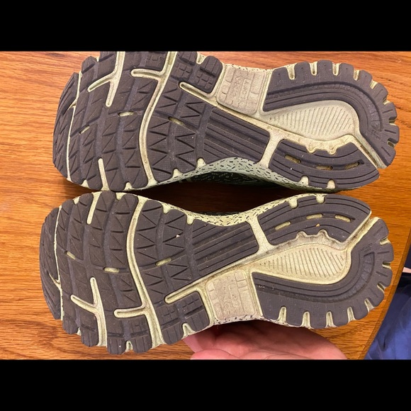 Brooks Adrenaline 20 shoes! EXCELLENT CONDITION - Picture 4 of 4